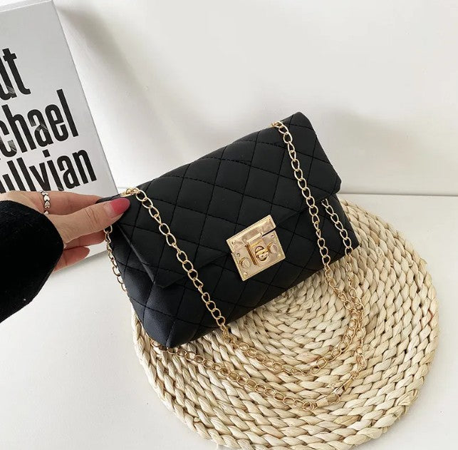 RAYCRAFT WORLD Quilted Crossbody Handbag with Gold Chain Strap, Faux Leather, suitable for both casual outings and formal occasions with timeless appeal, Metal Lock Closure