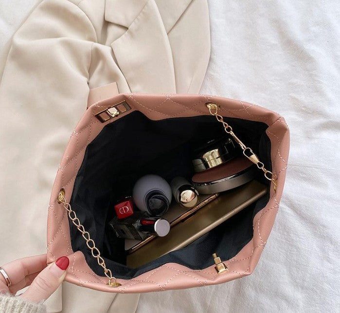 RAYCRAFT WORLD Quilted Shoulder Bag with Gold Chain Straps, PU Leather, luxurious gold-tone turn-lock clasp and matching dual-chain straps. Fashion Handbag for Women