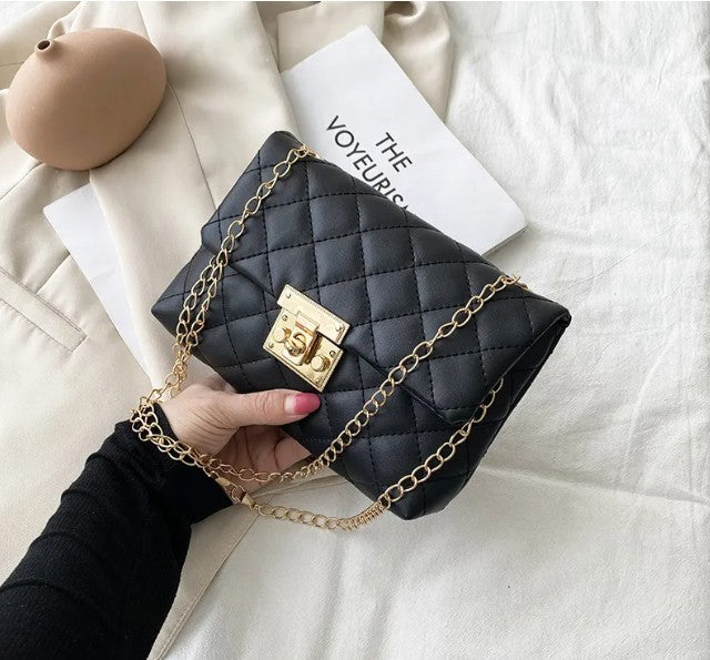 RAYCRAFT WORLD Quilted Crossbody Handbag with Gold Chain Strap, Faux Leather, suitable for both casual outings and formal occasions with timeless appeal, Metal Lock Closure