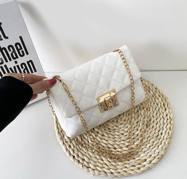 RAYCRAFT WORLD Quilted Crossbody Handbag with Gold Chain Strap, Faux Leather, suitable for both casual outings and formal occasions with timeless appeal, Metal Lock Closure